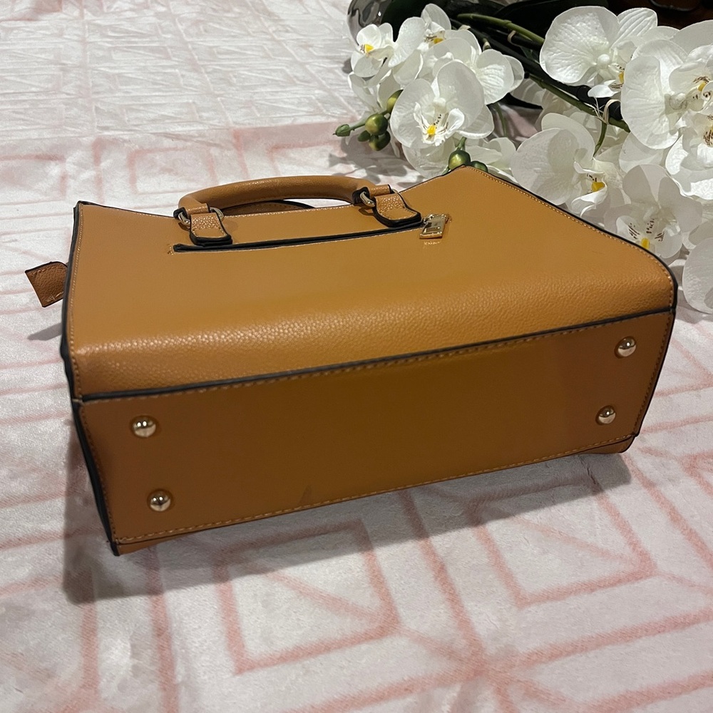 ✨💛 Elegant Marigold Yellow Handbag Crossbody Purse 💛✨ - Picture 3 of 4